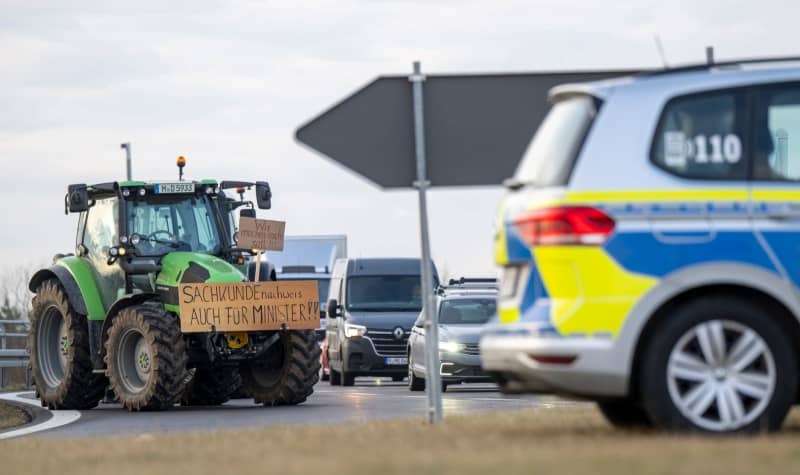 Farmers take part in a protest organized by the Bavarian Farmers' Association by blocking freeway slip roads with their tractors. Peter Kneffel/dpa
