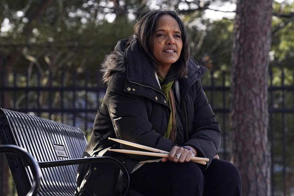 Terri Lyne Carrington posa para un retrato el 19 de enero de 2021 en Woburn, Massachussets. La galardonada con tres Grammy está nominada a mejor álbum de jazz instrumental, un premio que ganó en 2014 y hasta ahora la mantiene como la única mujer en conseguirlo en los 63 años de historia de los premios. (Foto AP/Charles Krupa)