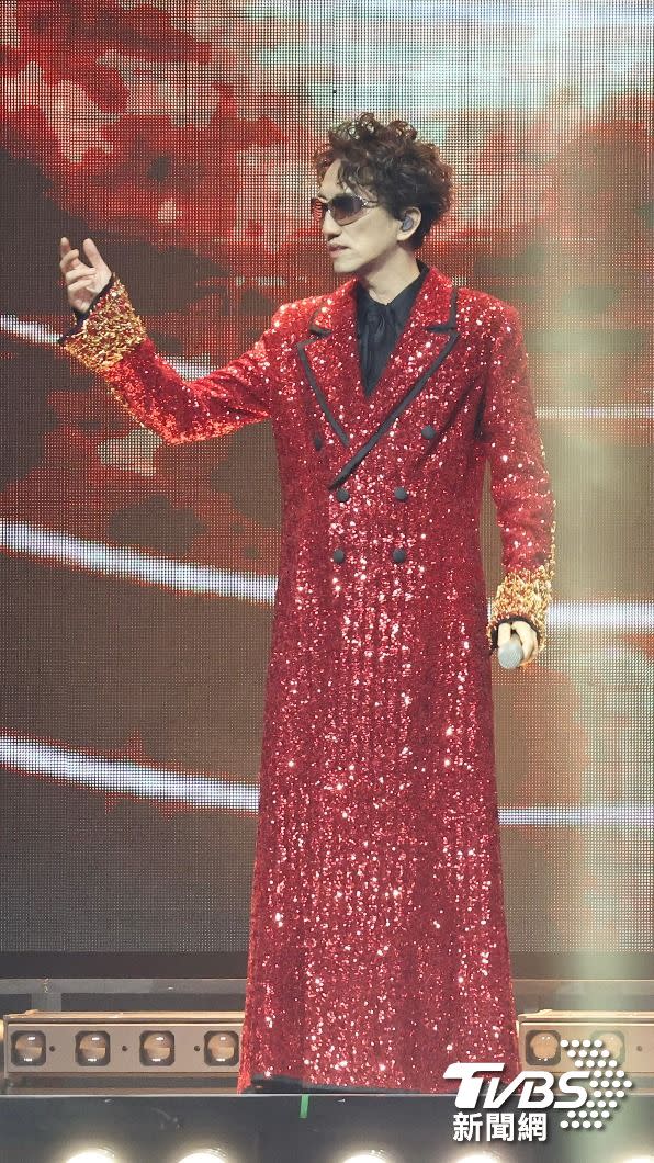 林志炫一身火紅亮片禮服相當吸睛。（圖／張哲鳴攝）