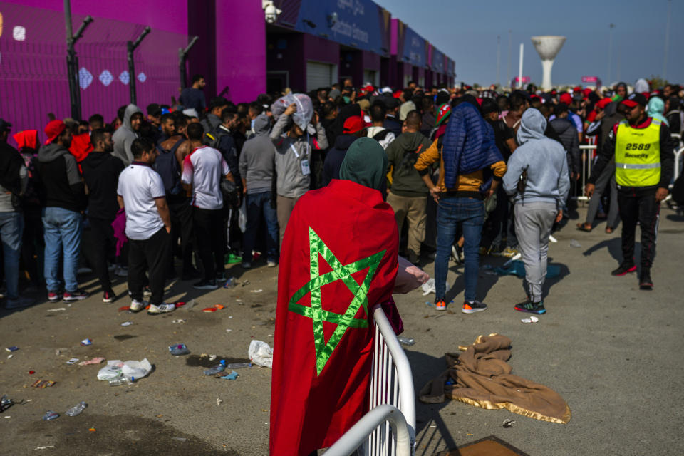 Hinchas hacen cola afuera del estadio Al Janoub en Wakrah, Qatar, el martes 13 de diciembre con la esperaba de obtener entradas para la semifinal del Mundial entre Marruecos y Francia el miércoles. (AP Foto/Francisco Seco)