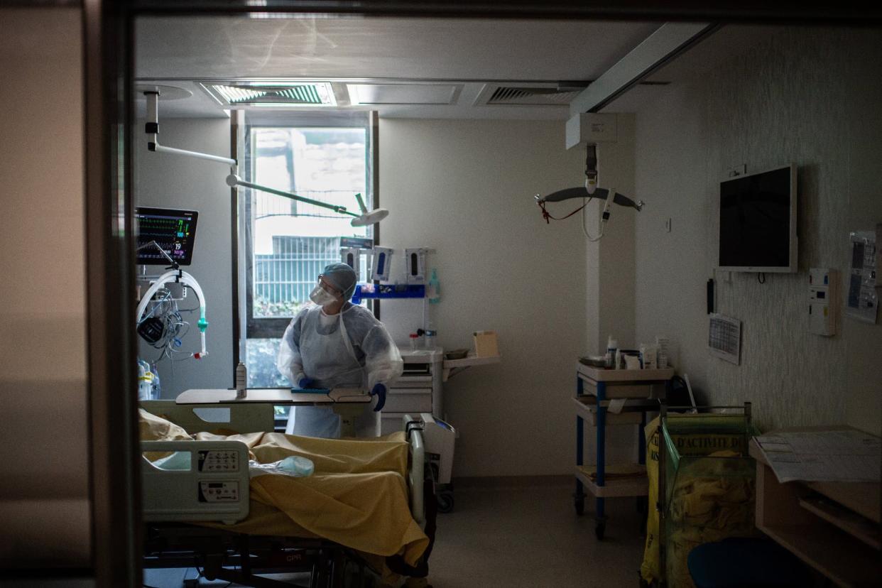 Un médecin discute avec un patient infecté par le Covid-19, dans l’unité de soins intensifs de l’hôpital Saint-Louis, à Paris, le 28 mai 2020 - Martin Bureau