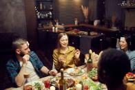 <p>Everyone at the table has to stick a word to their forehead using a sticky note. Then, each person has to guess the random word on their head with the help of others giving them clues. You can make it a Thanksgiving version by having all the words be Turkey Day foods.</p>