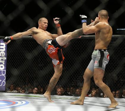 Donald Cerrone kicks Eddie Alvarez in their lightweight bout at UFC 178 on Sept. 27, 2014. (AP)