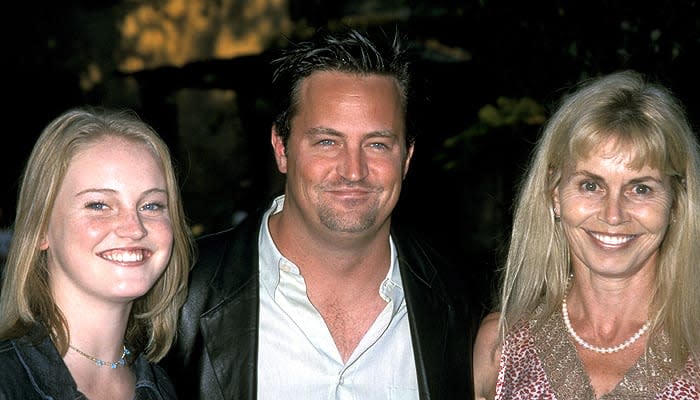 Matthew Perry junto a su madre Suzanne y una su hermanas. (Hola.com)