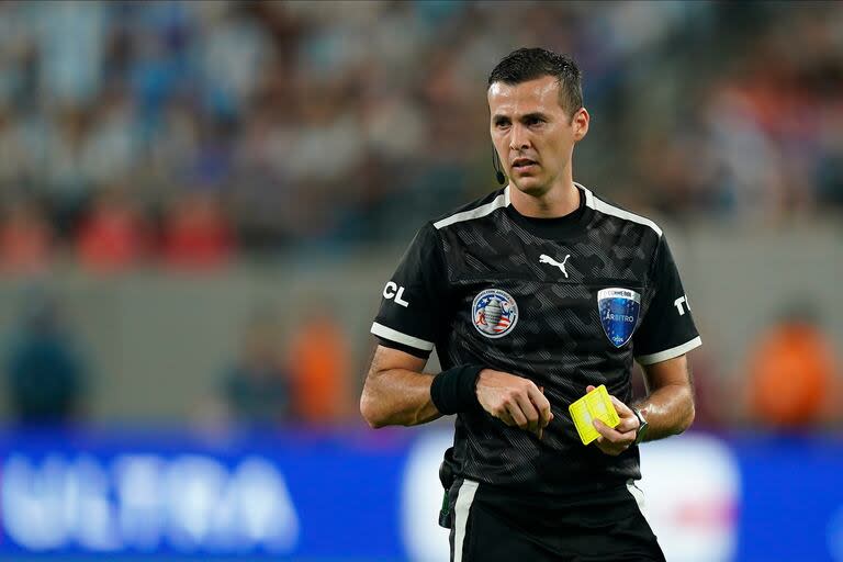 El árbitro uruguayo Andrés Matonte durante el partido que disputaron las selecciones de Chile y Argentina, por la Copa América 2024 en el MetLife Stadium, New Jersey, el 25 de junio de 2024.