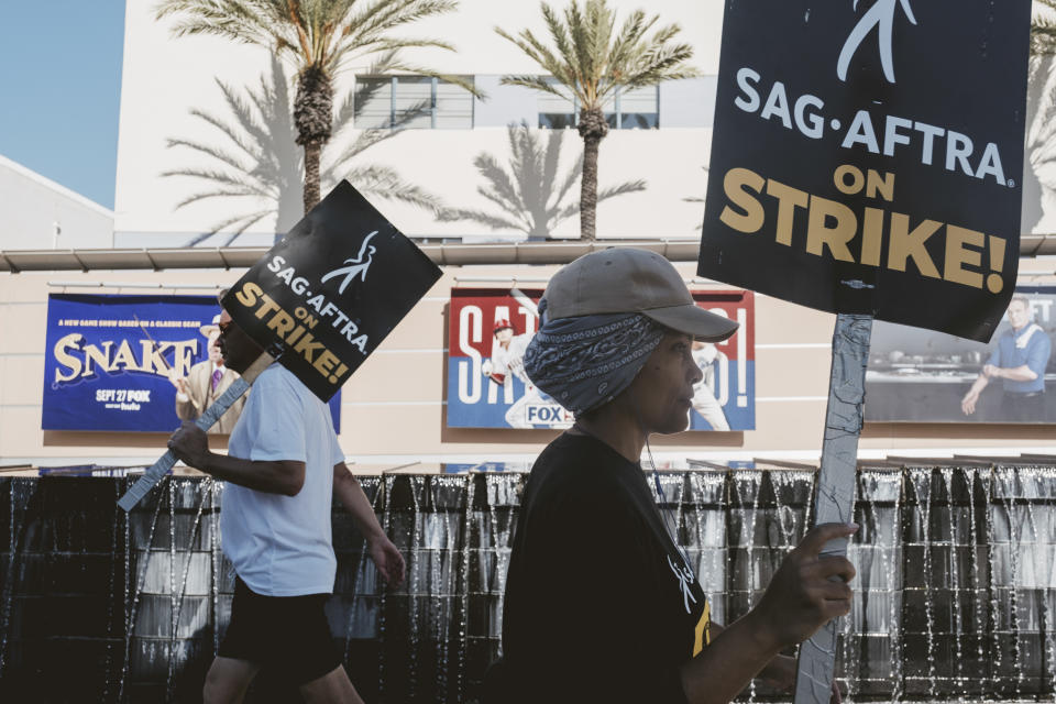 Miembros de SAG-AFTRA, el sindicato de actores, en la manifestación frente a los estudios Fox en Los Ángeles, el 26 de septiembre de 2023. (Mark Abramson/The New York Times)