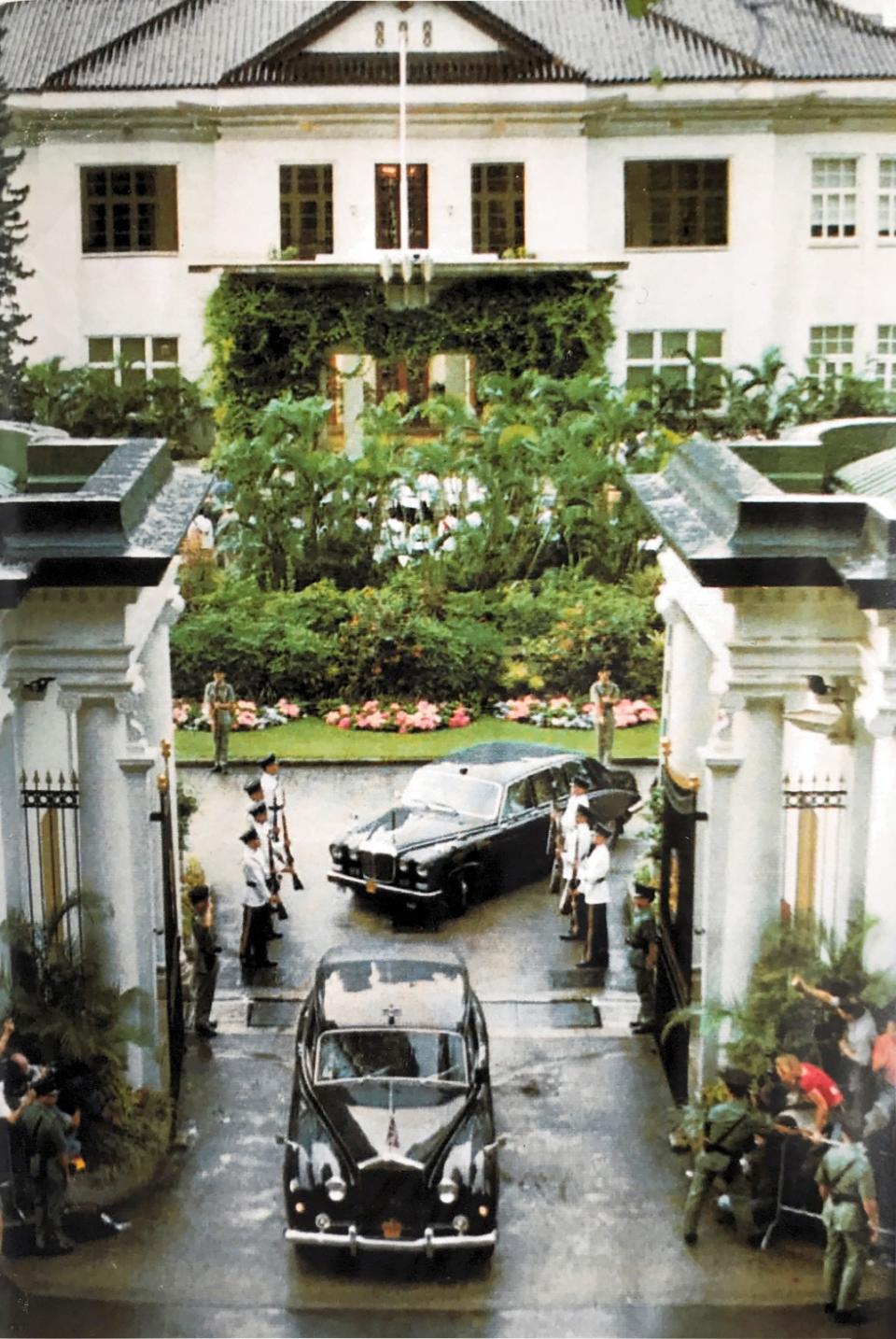 1997年6月30日，彭定康的座車訣別港督府。黑體文化授權刊登