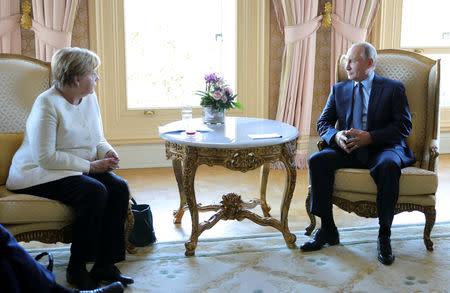 Russian President Vladimir Putin meets German Chancellor Angela Merkel on the sidelines of Syria summit in Istanbul, Turkey October 27, 2018. Sputnik/Mikhail Klimentyev/Kremlin via REUTERS