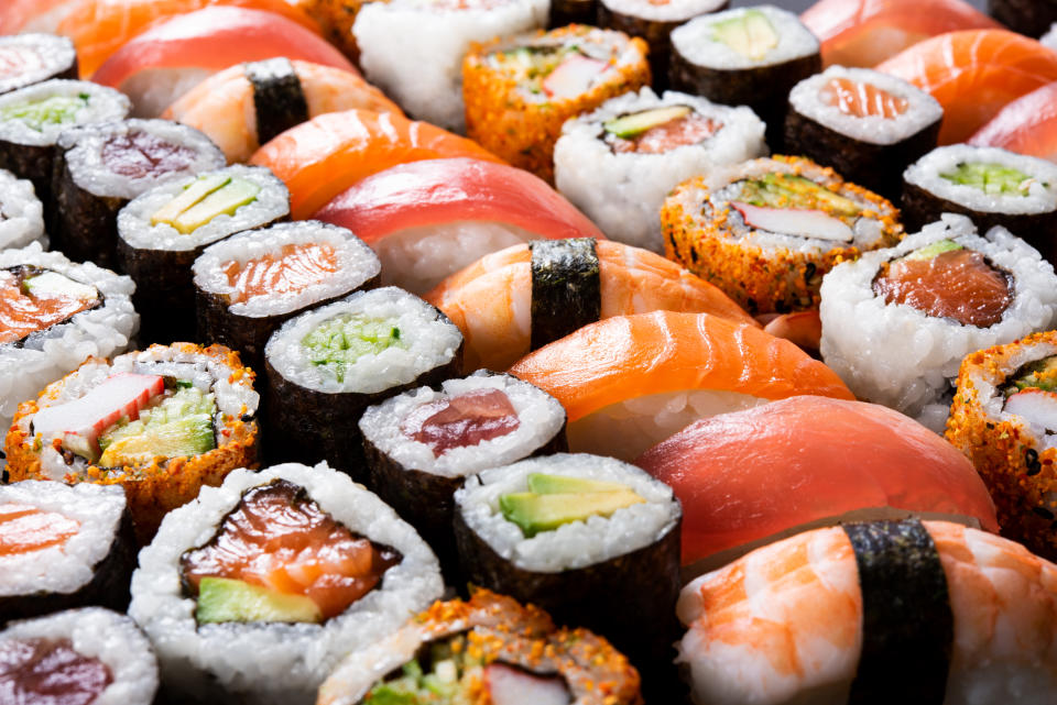 Von oben fotografiertes japanisches Sushi. Maki und rollen mit thunfisch, lachs, schrimps, krebs und avocado