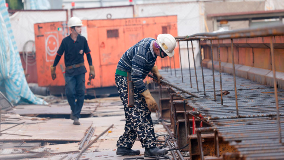 建築營造工地最常見工人曝曬在烈日之下。廖瑞祥攝