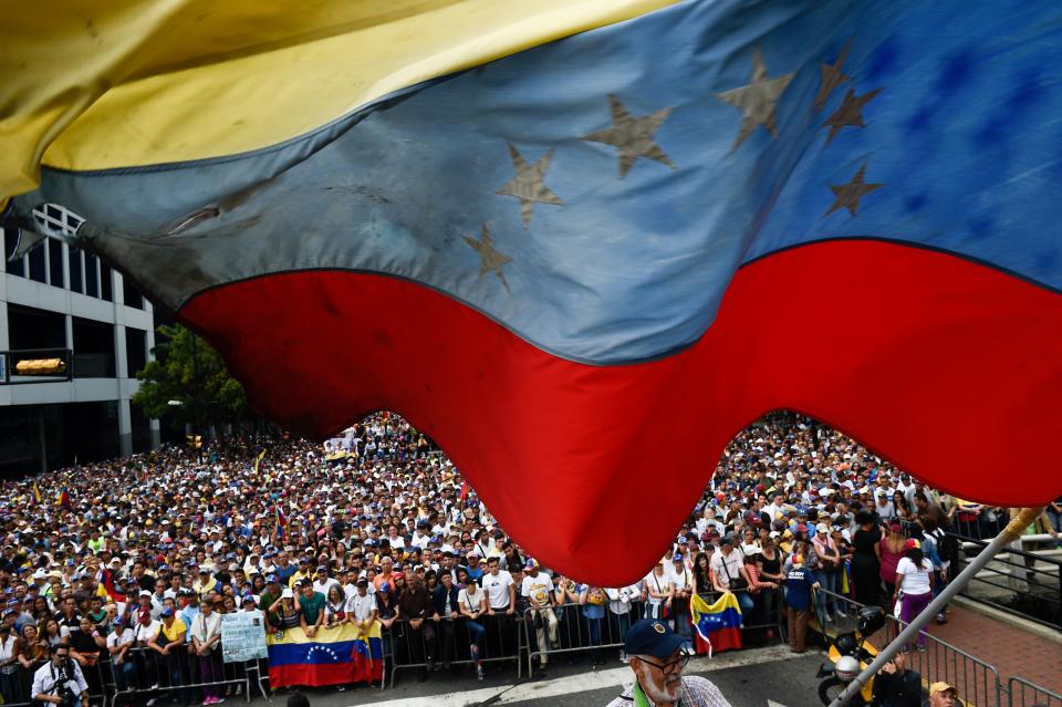 Una bandera de Venezuela durante una manifestación de la oposición en Caracas, el 23 de enero de 2019 (AFP | Federico PARRA)