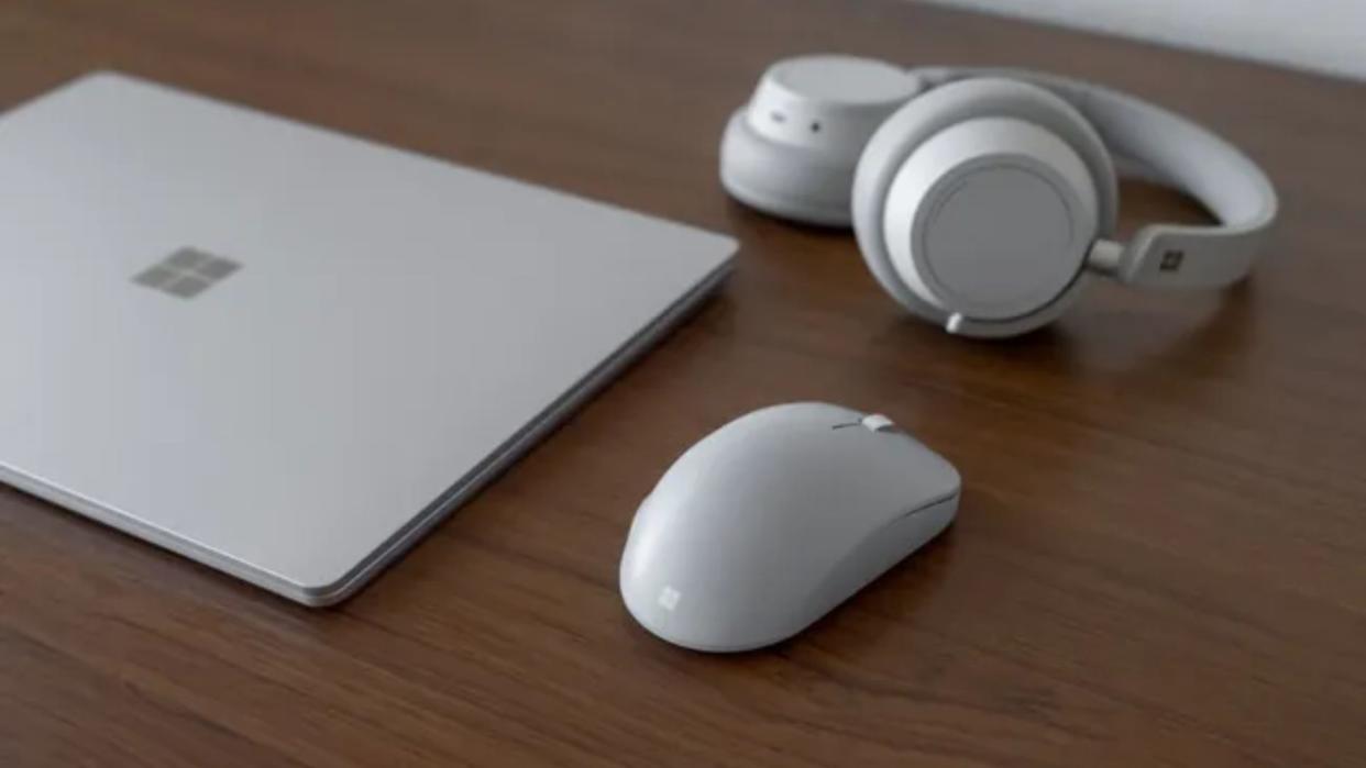  Surface Bluetooth Ergonomic Mouse. 