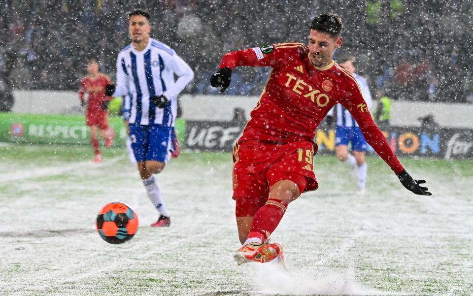 Goalkeeper pelted with snowballs as Aberdeen match is halted