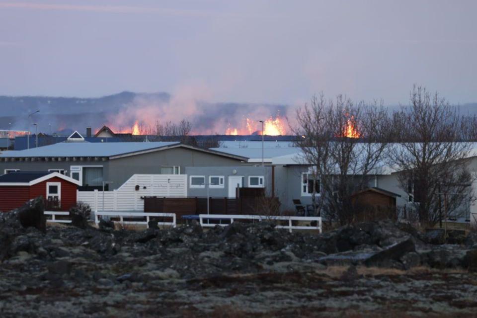 Grindavik con lava detrás