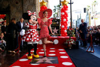 <p>Minnie Maus posiert zusammen mit Sängerin Katy Perry, nachdem die Disney-Comicfigur einen Stern auf dem Hollywood Walk of Fame bekommen hat. Ihrem Partner Micky Maus wurde diese Ehre bereits 1978 zuteil.<br> (Bild: Reuters) </p>