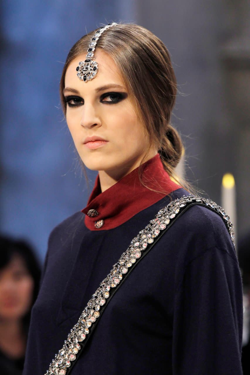 珠寶低髮髻
Chanel Métiers d'Art Pre Fall 2011 show. 