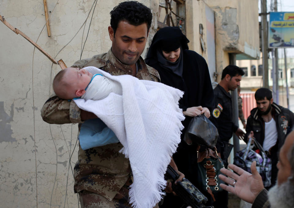 Leaving an Islamic State controlled part of Mosul, Iraq