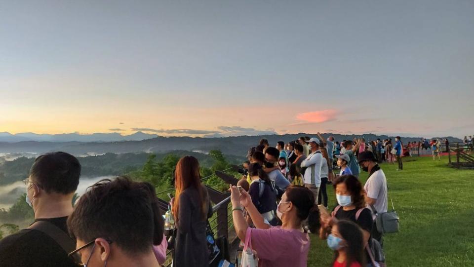 一場追流星迎曙光的美麗饗宴在二寮觀日平台美麗上場。（記者張淑娟攝）