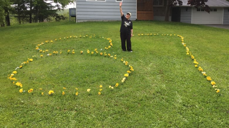 Sidney Crosby fan turns front lawn into a floral 87