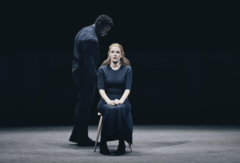 En esta imagen proporcionada por DKC/O&M Jessica Chastain y Okieriete Onaodowan durante una función de "A Doll's House". (Emilio Madrid/DKC/O&M vía AP)