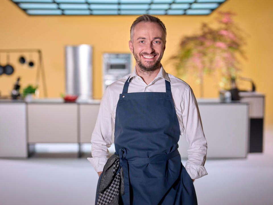 Jan Böhmermann in der Küche von seiner neuen Show 