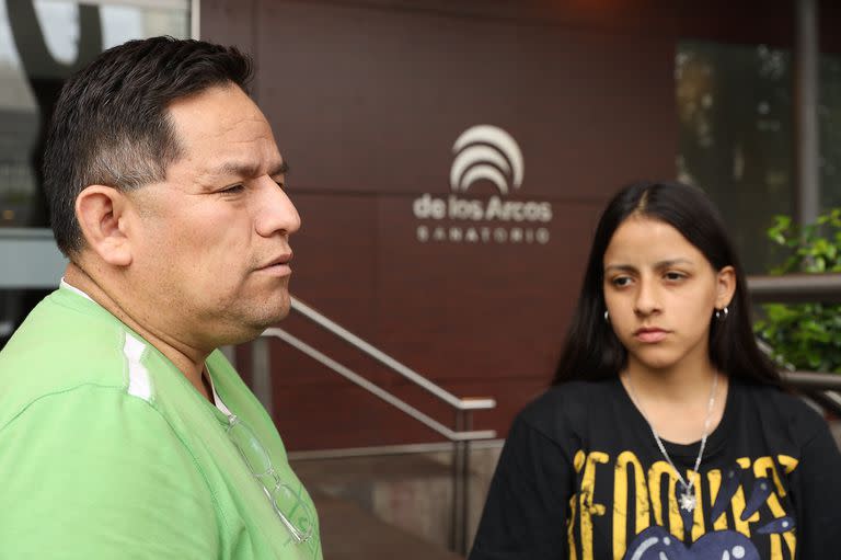 Juan Cruzado y Alejandra Cruzado, en la puerta del Sanatorio de Los Arcos