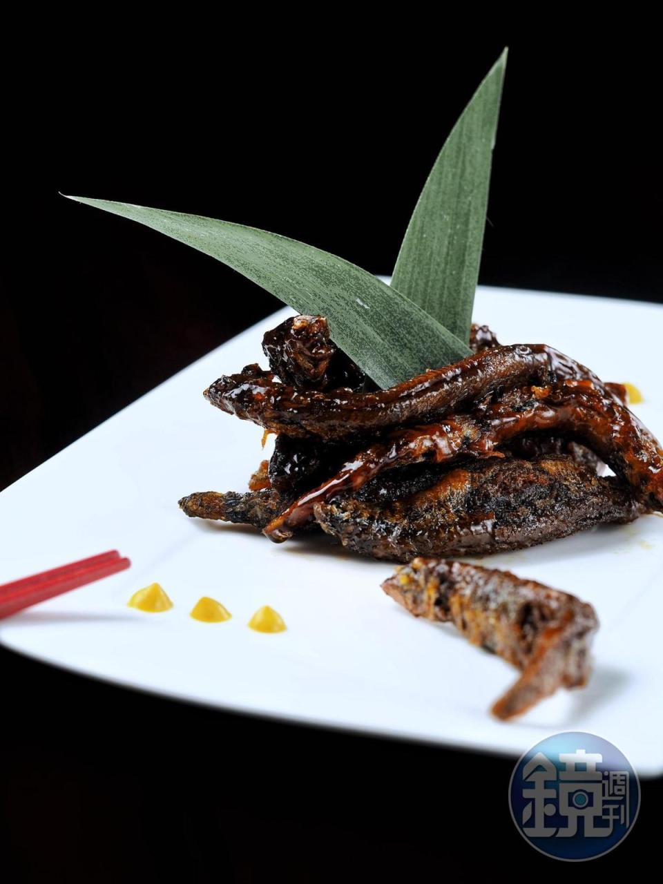 「蜜汁柳葉魚」有上海熏魚風格，連骨頭都酥了的柳葉魚，裹著甜蜜醬汁，涮嘴開胃。（280元／份）