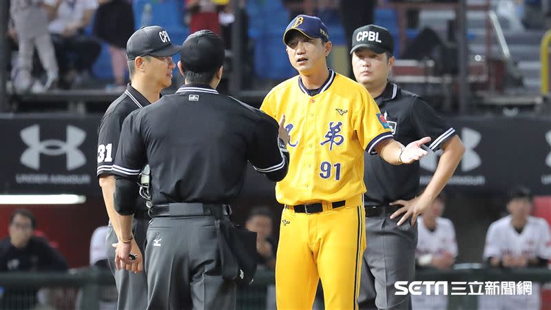 丘昌榮激烈抗議。（圖／記者劉彥池攝影）