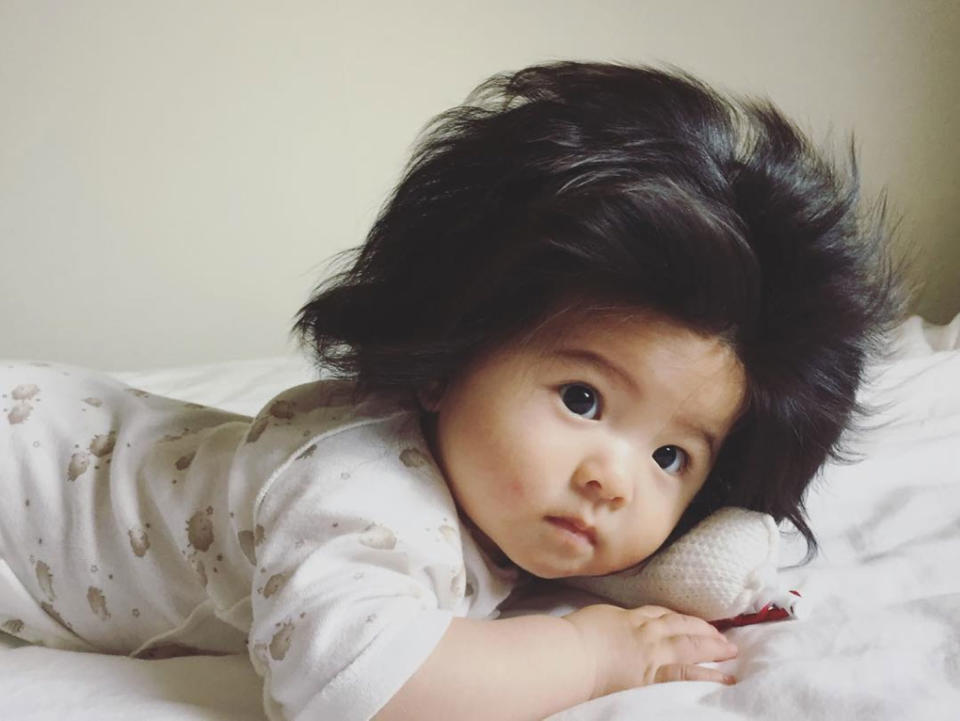 Ein Baby aus Japan ist durch seine wilde Mähne zum Instagram-Star geworden. (Bild: Screenshot/Instagram/babychanco)