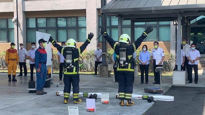 蔡英文總統視察消防訓練中心，了解消防人員著裝狀況。（廖志晃攝）