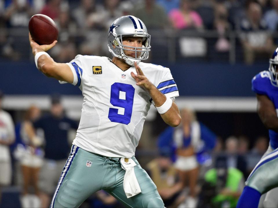 Tony Romo looks to pass against the New York Giants.