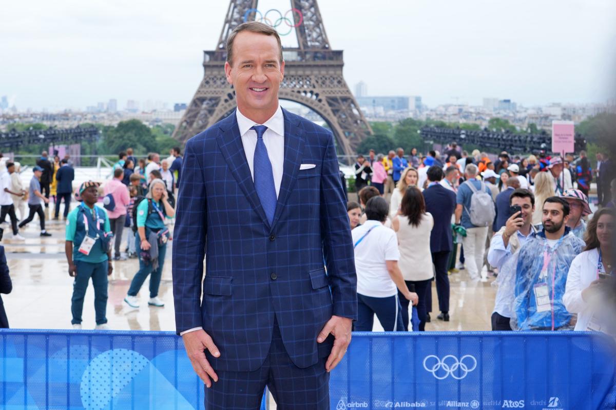 Peyton Manning breaks out opening ceremony wristband with notes on