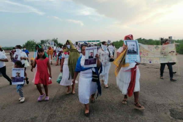  Integrantes de la Tribu Yaqui durante una protesta realizada para exigir la aparición de los yaquis que fueron desaparecidos. 