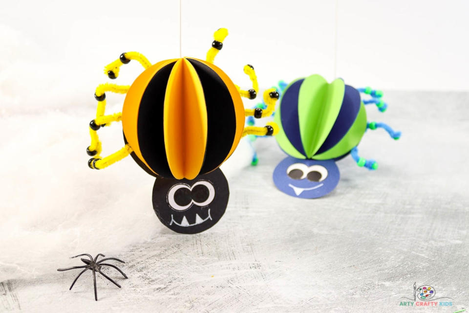 3d paper spiders halloween crafts for kids (Arty Crafty Kids )