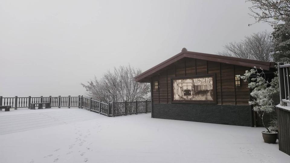 宜蘭太平山昨日深夜開始降雪，觀景平台今晨薄薄積雪畫面優美。（農業部林業及自然保育署宜蘭分署提供）