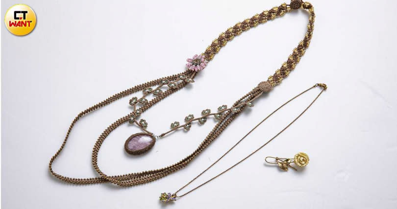 礦石項鍊是尹馨購入，是藝術家的手工編織，有她最愛的花朵元素。（圖／莊立人攝）