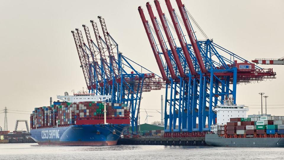 Ein Containerschiff liegt im Hamburger Hafen.