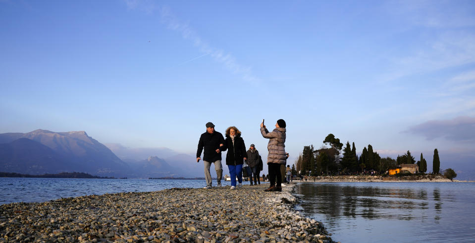 Spaziergang zur Insel San Biagio: Noch freuen sich Tourist*innen über den niedrigen Wasserstand im Gardasee. (Bild: Pier Marco Tacca/Getty Images)