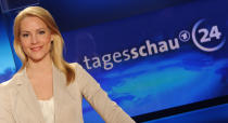 Sie ist das Aushängeschild der ARD, lockt jeden Abend zahlreiche Menschen vor die Bildschirme und trotzdem: Auch die "Tagesschau" kommt bei ihren Zuschauern nicht nur positiv davon. TNS Emnid ermittelte jetzt, was die Deutschen besonders an dem Nachrichten-Flaggschiff nervt – zu komplizierte Themen zum Beispiel. Laut der Umfrage sind 11,2 Prozent der Befragten die Themen der "Tagesschau" zu kompliziert. Insbesondere Schüler (26 Prozent) tun sich demnach schwer.