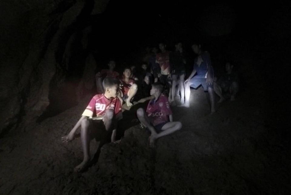 Fotografía cedida por el Real Ejército de Tailandia que muestra a los 12 menores y su entrenador, desaparecidos en la cueva Tham Luang, en el momento de su rescate en Tailandia hoy, 2 de julio del 2018. Los equipos de rescate localizaron hoy con vida a los doce escolares y su monitor de fútbol que se extraviaron en una cueva en un parque natural en el norte de Tailandia el pasado 23 de junio. EFE/EJÉRCITO DE TAILANDIA