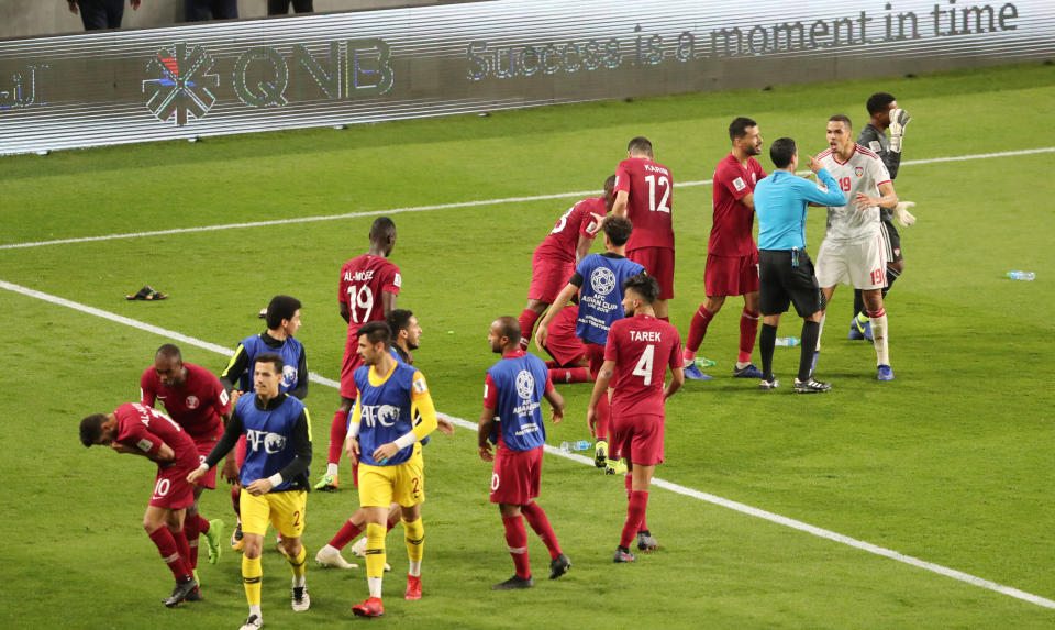 Jugadores de Catar celebraban sus goles, mientras que la tribuna lanzó botellas y zapatos a la cancha. Difícil partido para el árbitro mexicano César Arturo Ramos. / Foto: Reuters