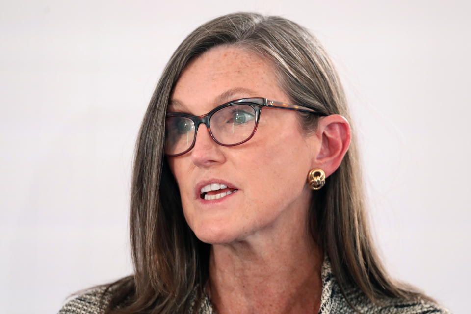 Catherine Wood, Chief Executive Officer e Chief Investment Officer di Ark Invest, parla alla conferenza globale del Milken Institute del 2021 a Beverly Hills, California, USA, 19 ottobre 2021. REUTERS/David Swanson