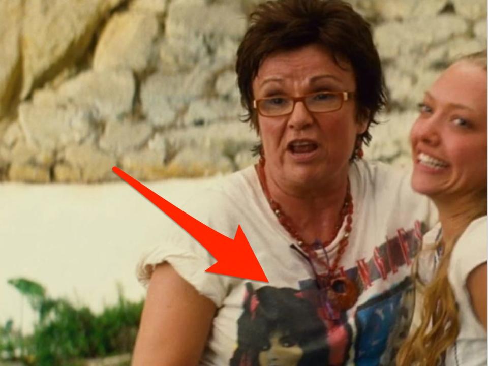 red arrow pointing at rosie's bangles shirt as she hugs sophie in mamma mia