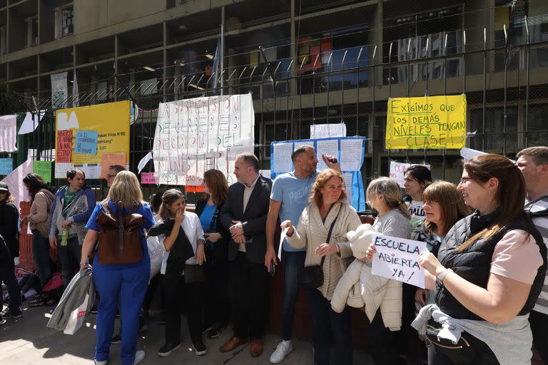 El grupo de padres y madres que se opone a las tomas