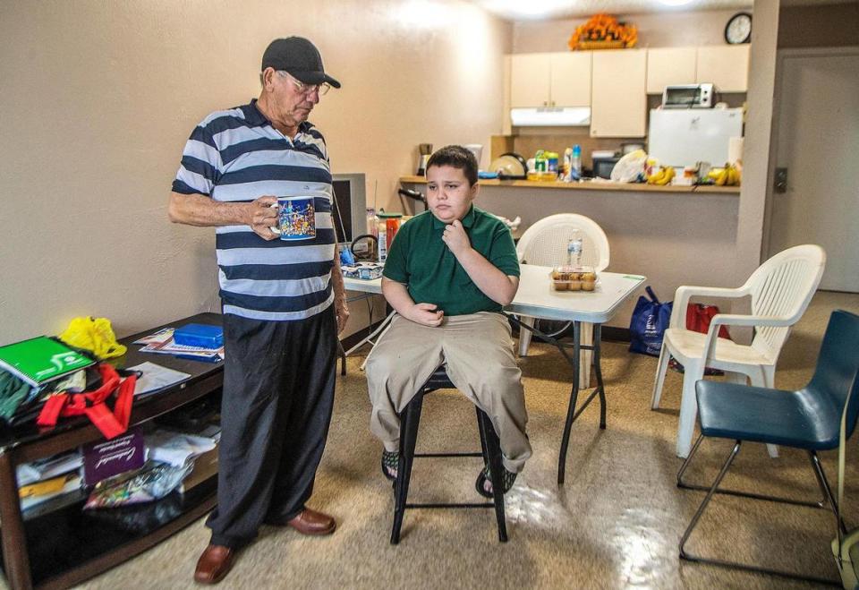 Concepción Gutiérrez comparte con su hijo Concepción Iván Gutiérrez, de 9 años, en la sala de su apartamento sin muebles en Hialeah. Las necesidades materiales abundan en este hogar.