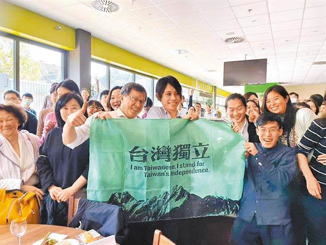 駐德代表謝志偉在國慶日當天持「台灣獨立」布條拍照引來批評。（取自謝志偉臉書）