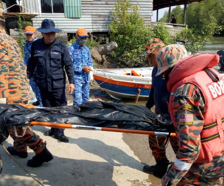 Firemen from Lundu ferrying the remains of Indonesian Ridwan Jayadi, August 17, 2019. — Picture courtesy of Lundu Bomba station