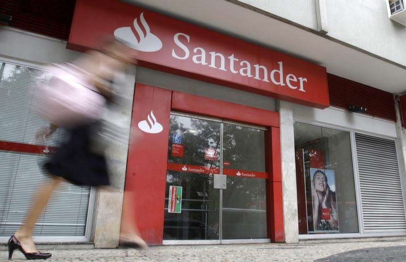 En la imagen de archivo, una mujer pasa ante una oficina de Santander. REUTERS/Sergio Moraes