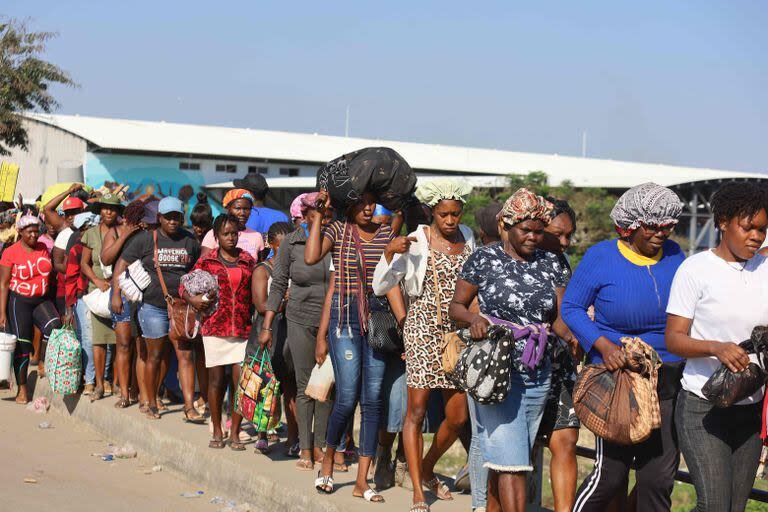 Haitianos cruzan la frontera entre Quanamienthe en Haití y Dajabón en República Dominicana para trabajar en el mercado binacional en Dajabón