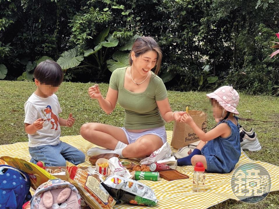 白家綺日前在公園一打二，帶一對兒女野餐，慈母笑容滿面。